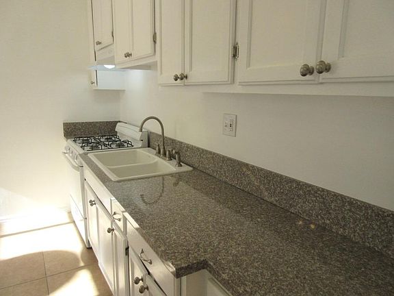 3rd image of 1465 S Shenandoah St #5