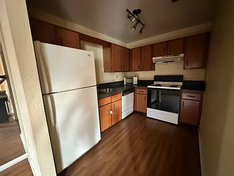 3924 SW 26th Dr #8 — Photo 8