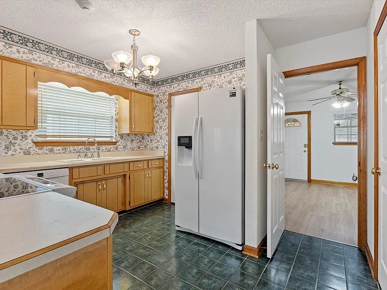 2510 Golden Park Ln — Photo 10