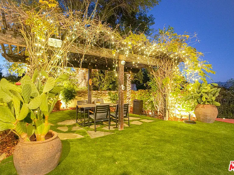 13211 Mulholland Dr — Photo 16