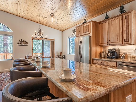 Large island in the chef's kitchen