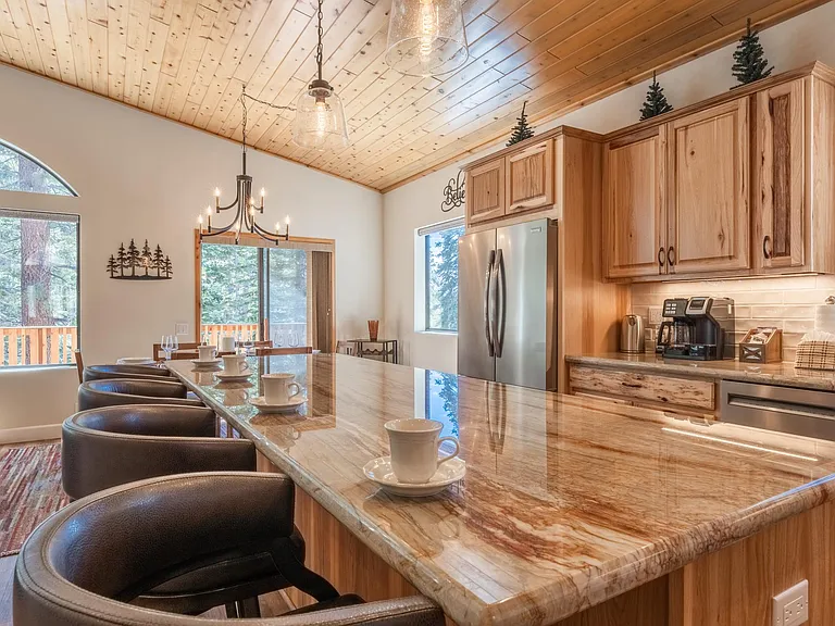 Large island in the chef's kitchen