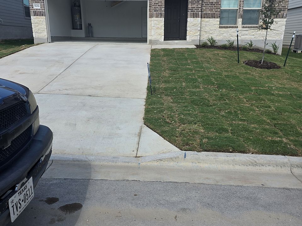 1st image of 906 McLellan Dr