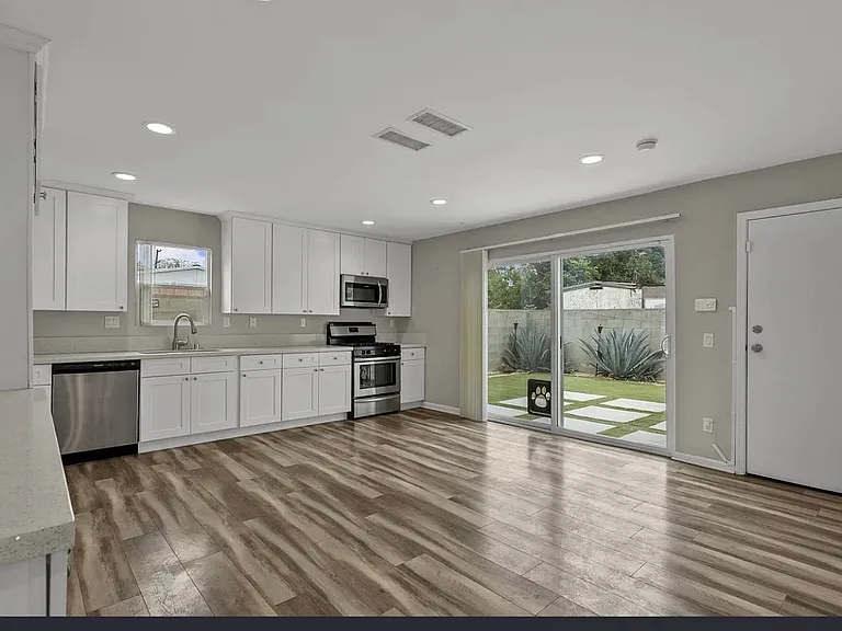 7540 Lindley Ave — Photo 11