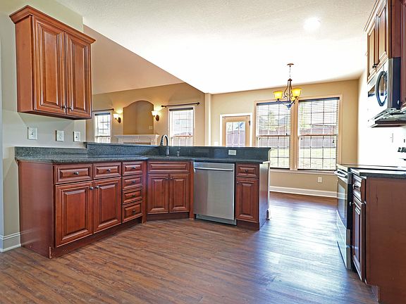 3rd image of 600 Balmoral Ln