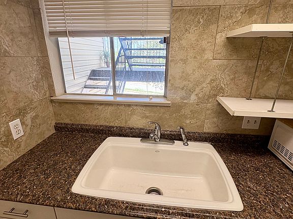 5th image of 3105 S 1st St #202