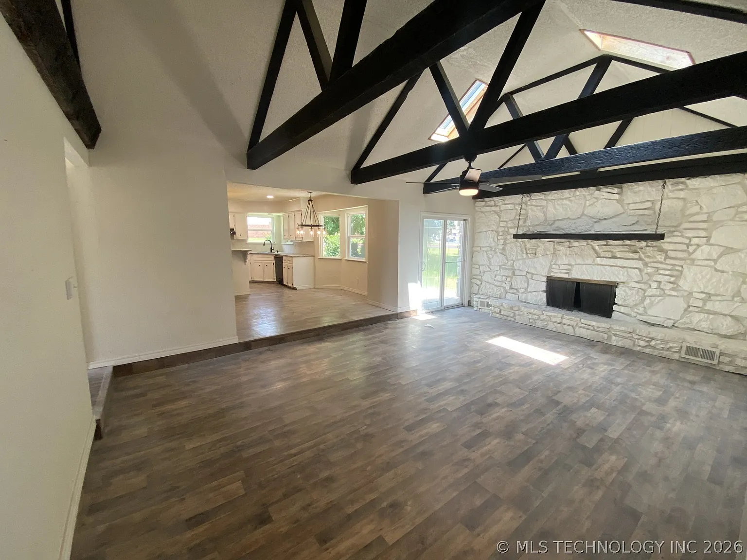 3 bed, 2.0 bath, 1455 sqft, $1,795 — Photo 3