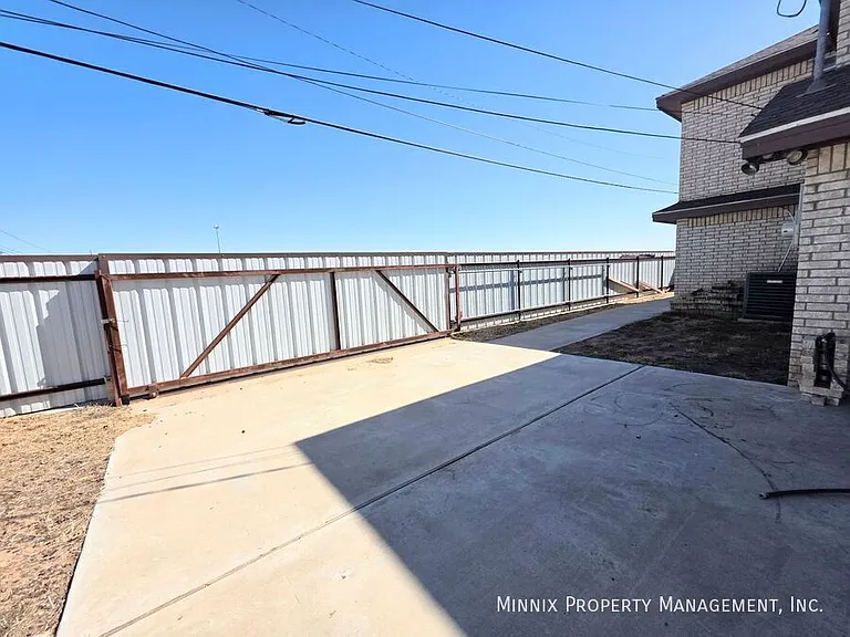 1325 E Cowden Ave — Photo 29