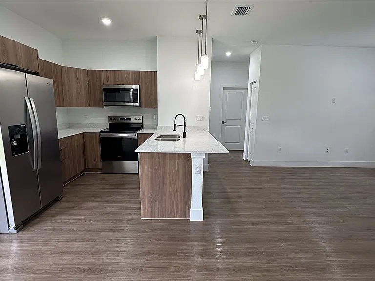 1148 Craft St E — Photo 10