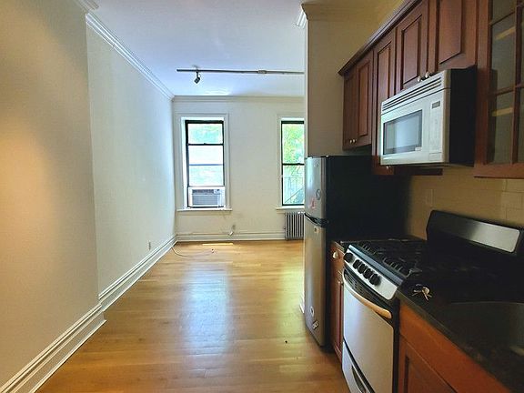 2nd image of 411 E 6th St #6AA