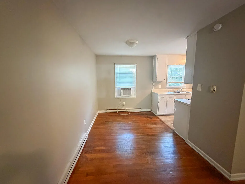 3 bed, 1.0 bath, $1,000 — Photo 4