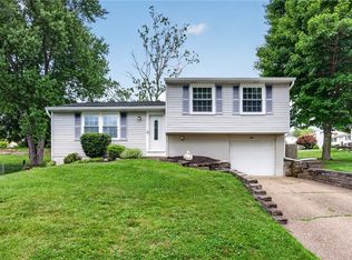 9 Robinwood Dr, Coraopolis, PA 15108