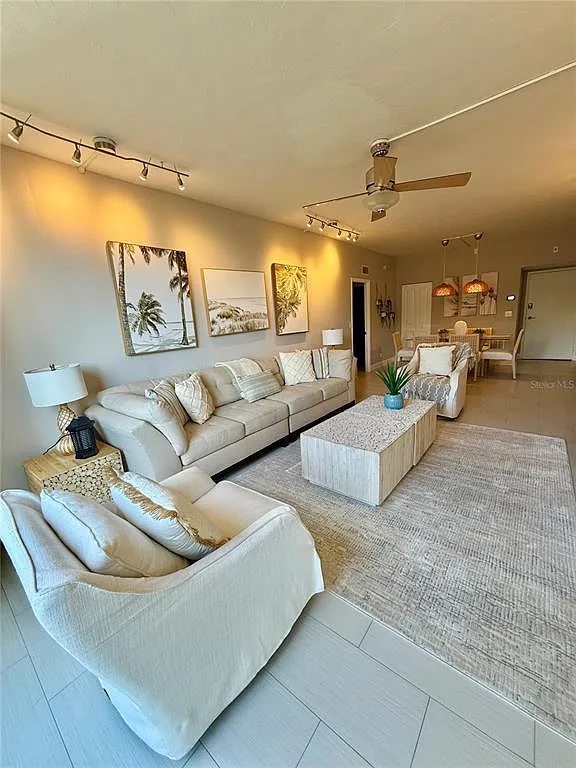 2 bed, 2.0 bath, 1152 sqft, $7,850 — Photo 3