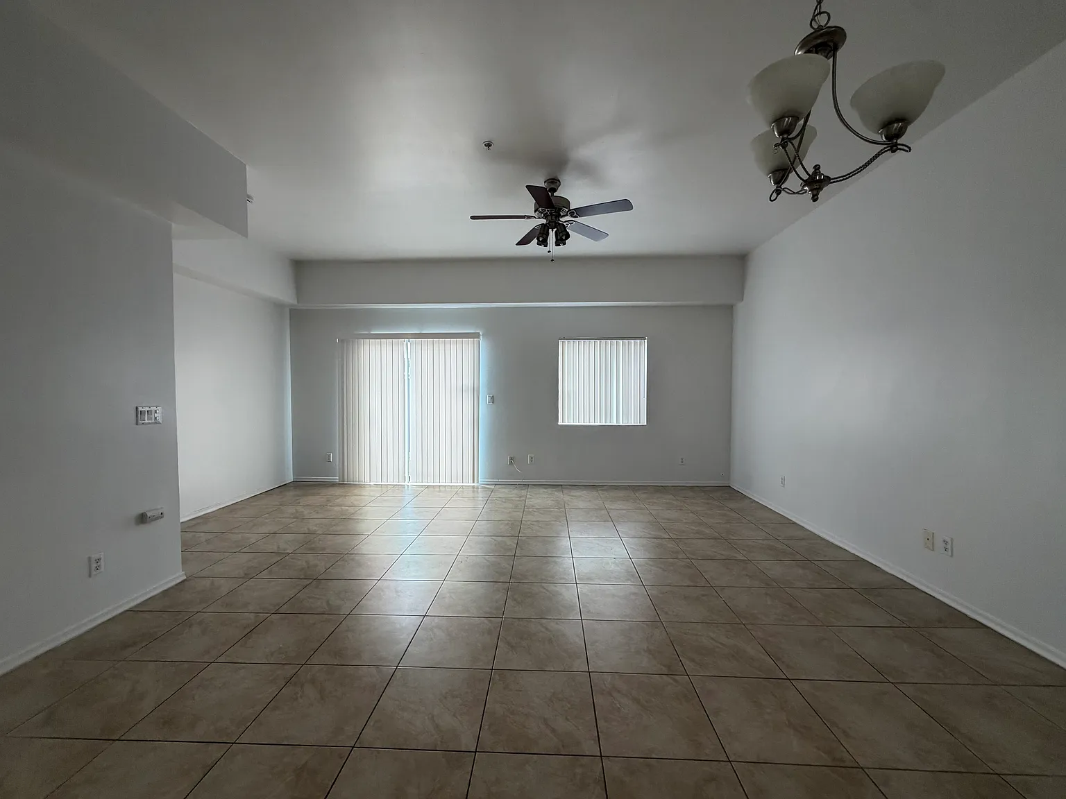 3 bed, 3.5 bath, 1950 sqft, $1,995 — Photo 3