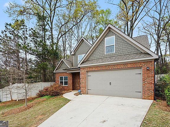 3rd image of 204 Towns Walk Dr