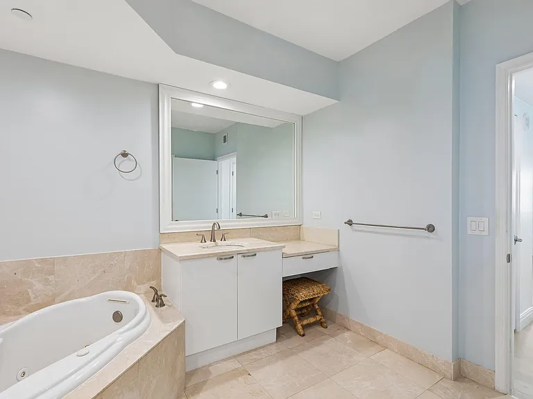 2650 Lake Shore Dr #1202 — Photo 22