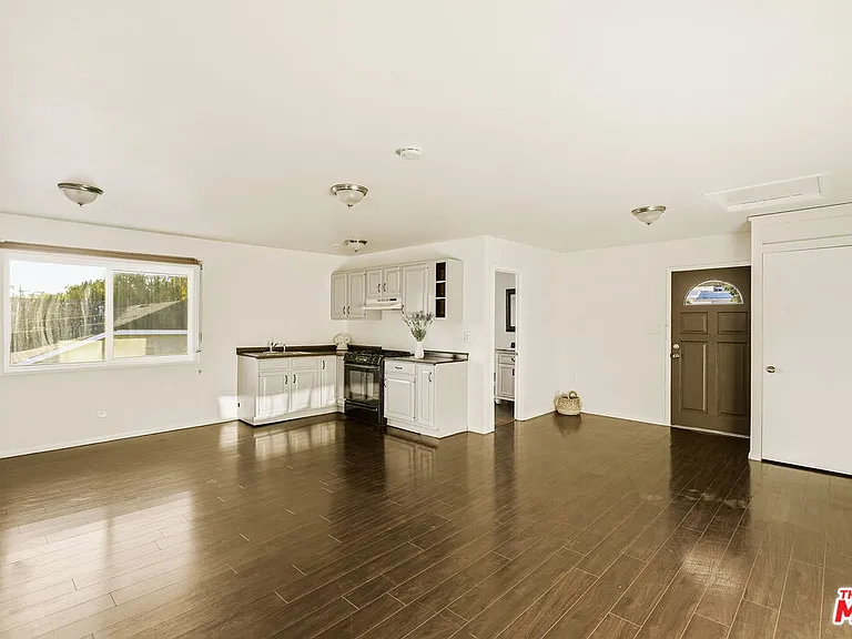 1026 S Windsor Blvd — Photo 54