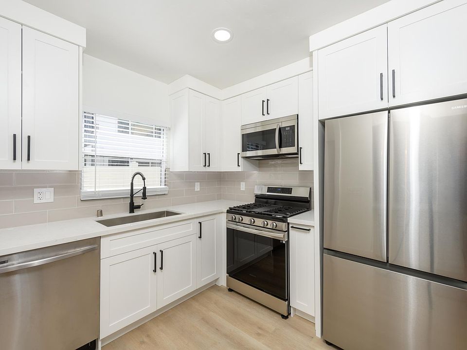 Fully Equipped Kitchen. Gas Stove, Micro, Dishwasher and French Door Fridge