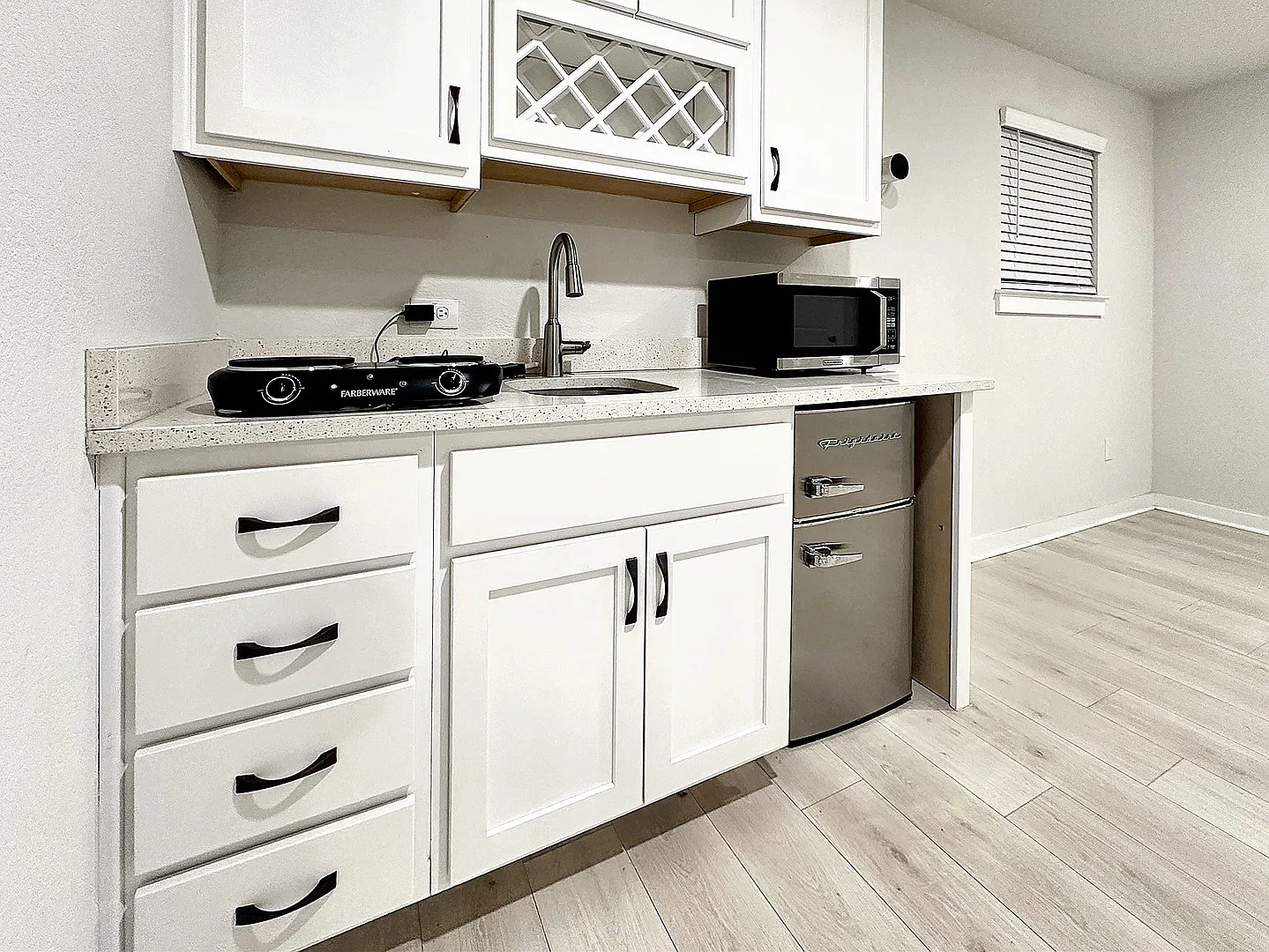 Studio, 400 sqft, $895 — Photo 1