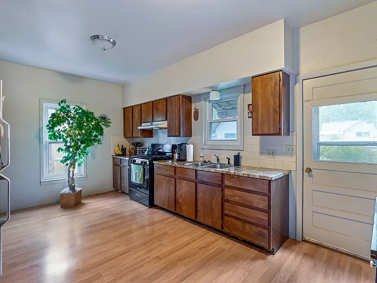 331 N Loomis Ave — Photo 8