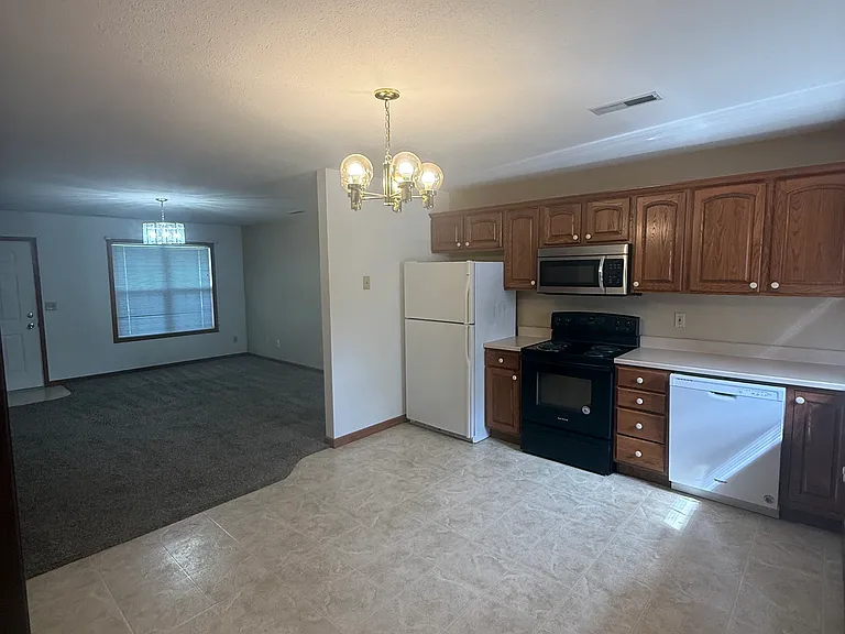 572 James Dr #572 — Photo 3