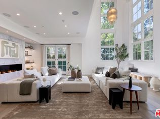 11500 San Vicente Blvd APT 221, Los Angeles, CA 90049
