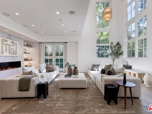 11500 San Vicente Blvd APT 221, Los Angeles, CA 90049