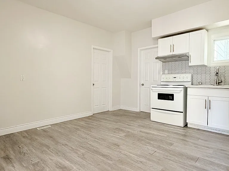 476 Aylmer Ave — Photo 9