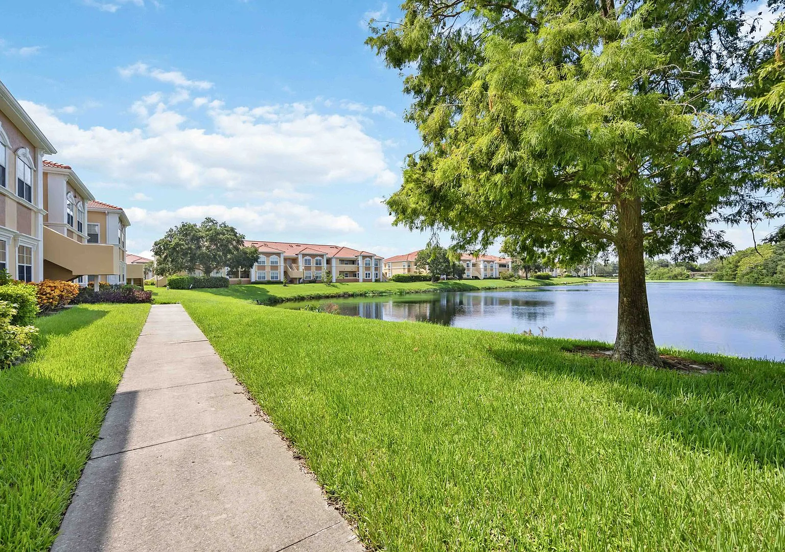 1/1 unit with beautiful water views available now for an annual lease — Photo 4