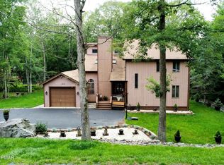 183 Oakenshield Dr, Tamiment, PA 18371