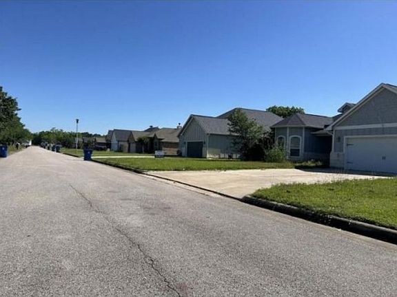 Exterior Neighborhood (street photo)