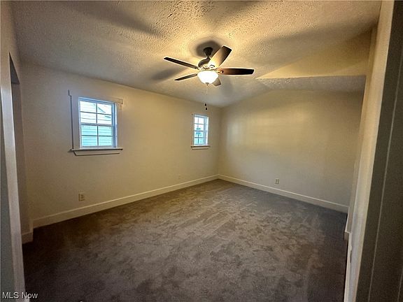 5th image of 323 Chapel Dr