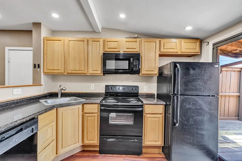 2 bed, 2.0 bath, 1840 sqft, $2,100 — Photo 3