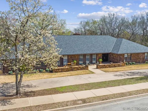 2208 Kristin Ln, Bartlesville, OK 74006