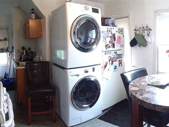 Eat-in Kitchen (9 Benson Street#3)