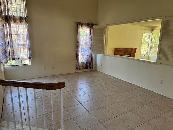 Living room w/o funiture