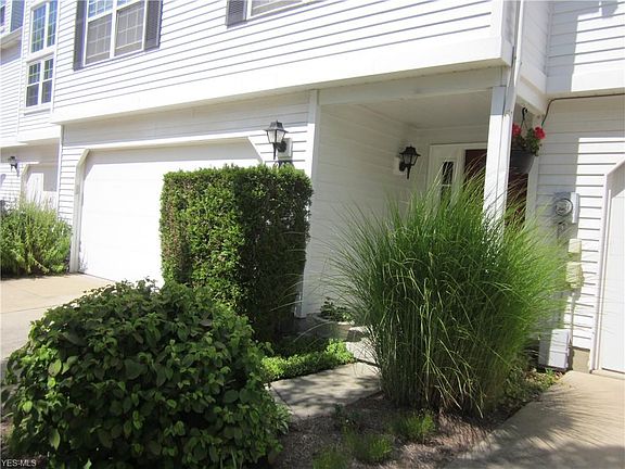 3rd image of 940 E Kensington Ln