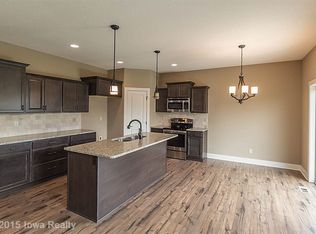 9556 Cedarwood Dr, West Des Moines, IA 50266