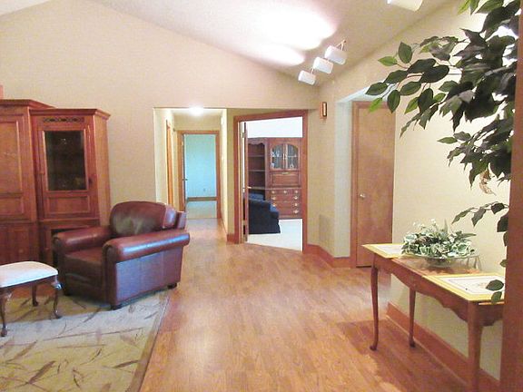 2nd image of 520 Rocky Knoll Ln