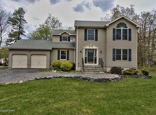 104 Gollum Ln, Tamiment, PA 18371