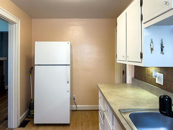 5th image of 820 E 20th St