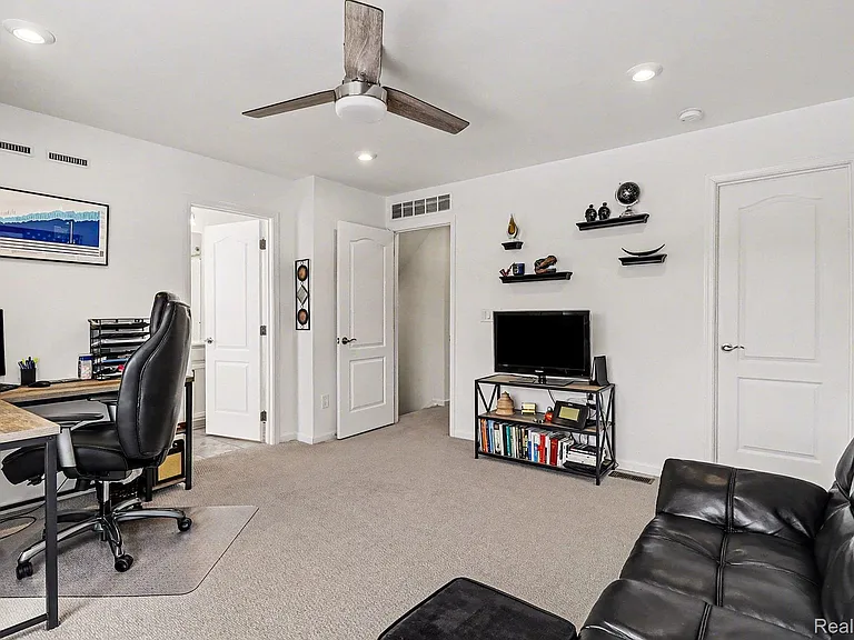 258 S Mill St — Photo 23