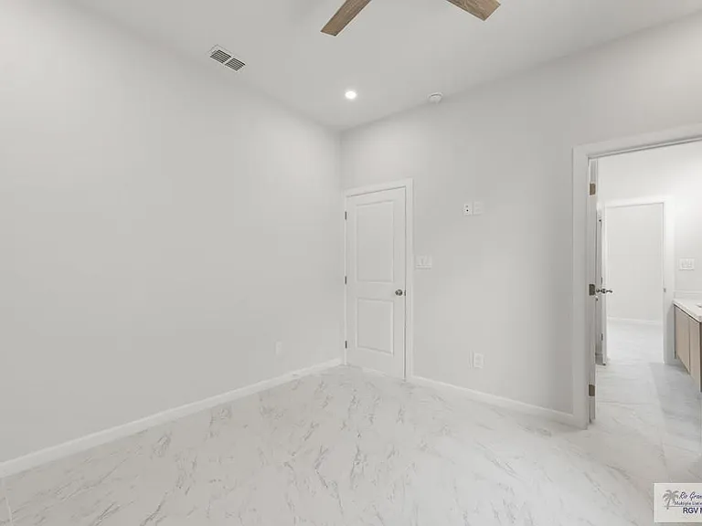 6941 Diamond Cove Dr — Photo 17