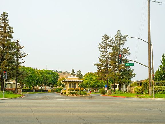 2nd image of 471 Chateau La Salle Dr #471