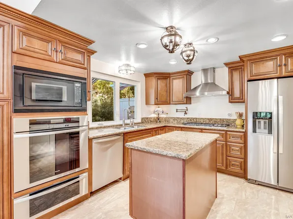 922 Capri Dr, Vista, CA 92084
