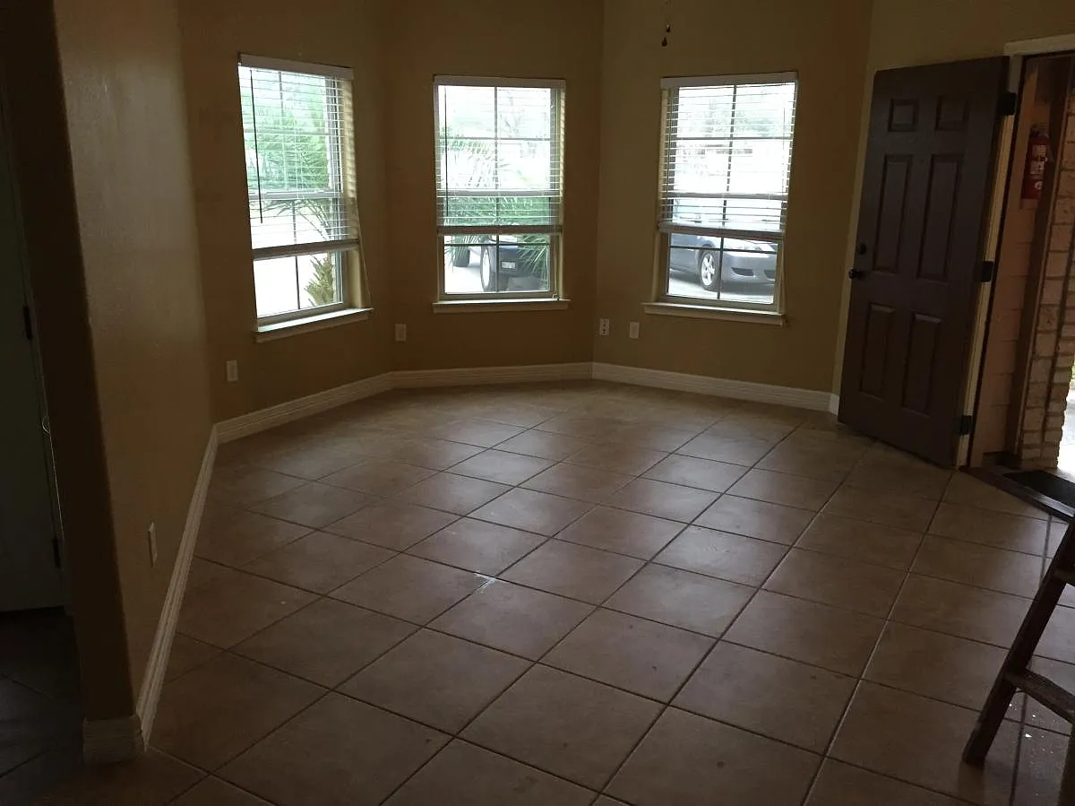 3221 Avenue D — Photo 3