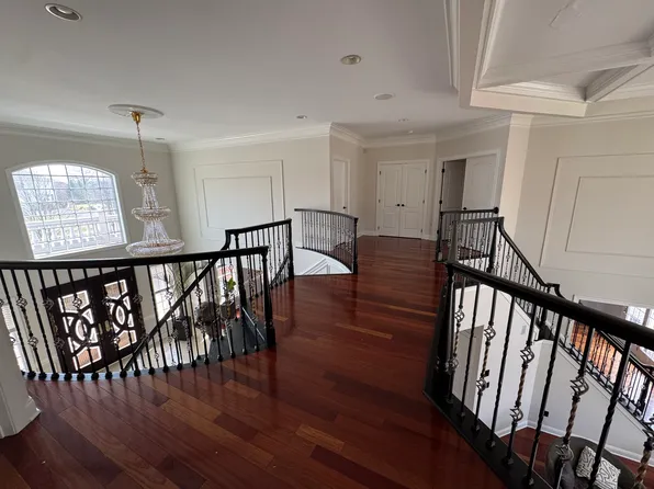 23 Balmoral Dr, Pittstown, NJ 08867