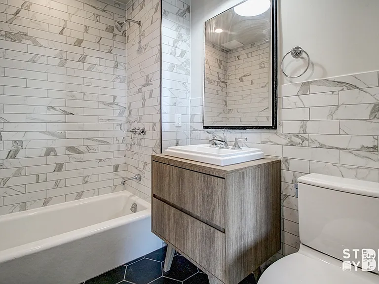 72 Box St #3J — Photo 12