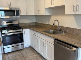 Prairie Ave. Apts., 2 beds 1.5 baths (1040 sqft)