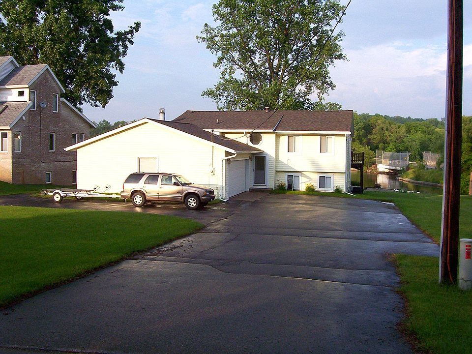 Front of house - note extra large driveway